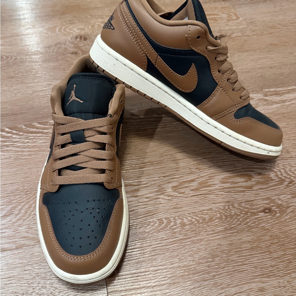 Nike women’s Black and Brown Sneakers